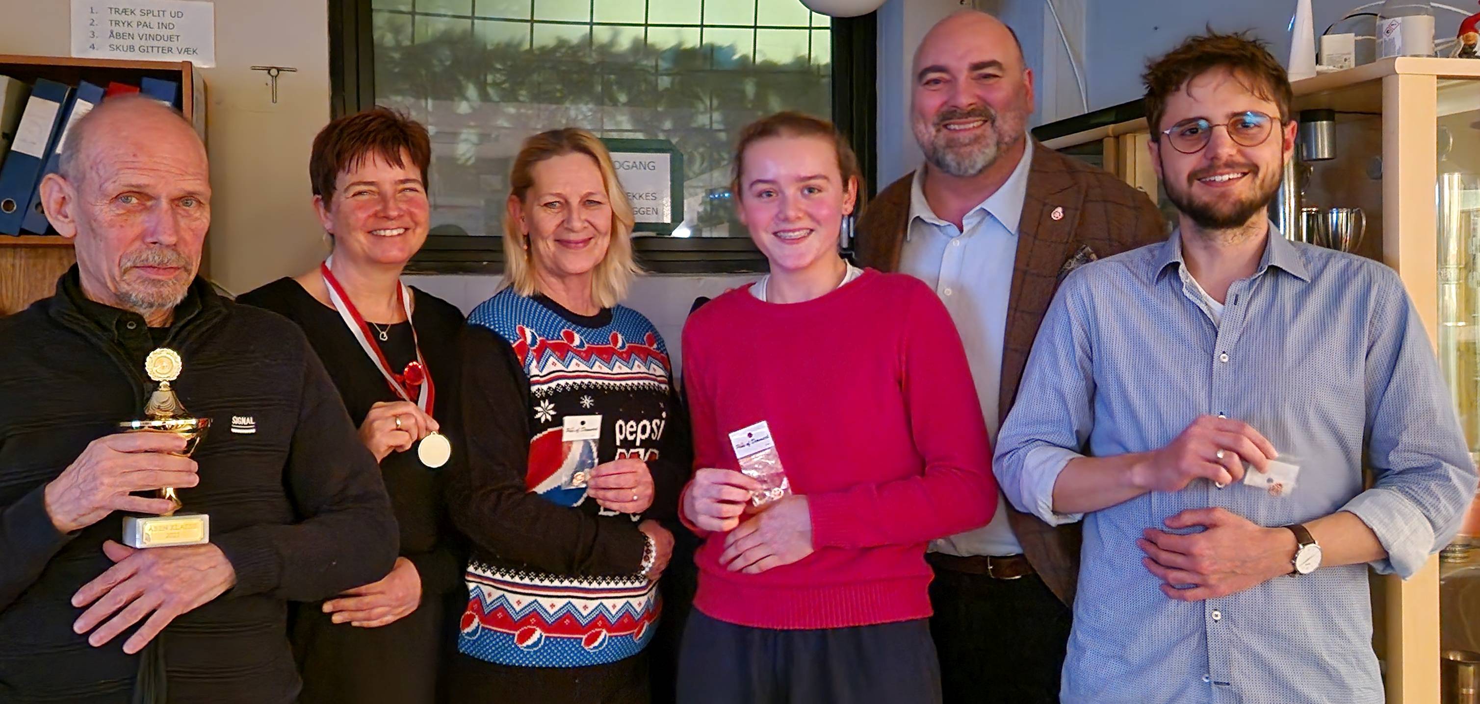 Allan fik pokal som bedste skytte i Klasse 3, Gitte blev nummer 2. Charlotte fik bronzemærke, Nikoline fik bronze, Morten fik bronze og Simon bronze.