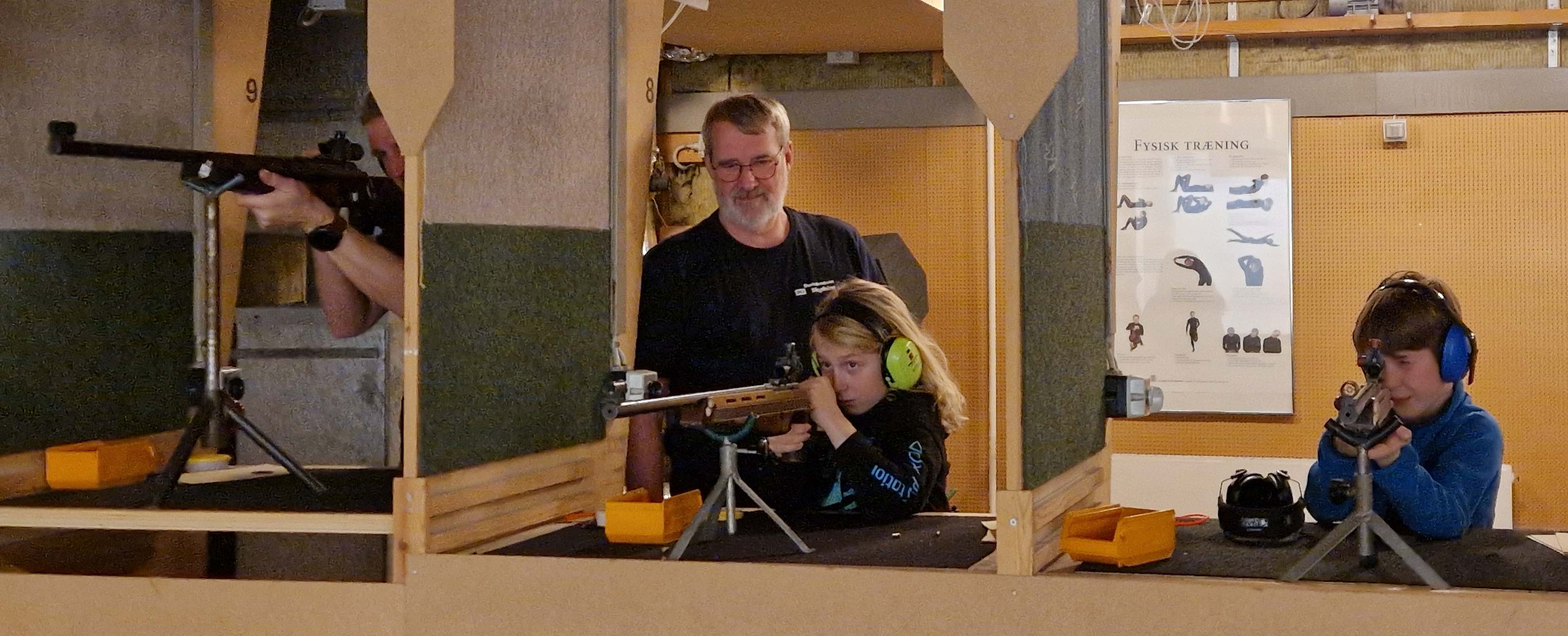 Bo instruerer Nor på ti år den første aften i klubben. Længere til højre hans bror, Bjørn, på otte og til venstre et glimt af farmand, Morten.