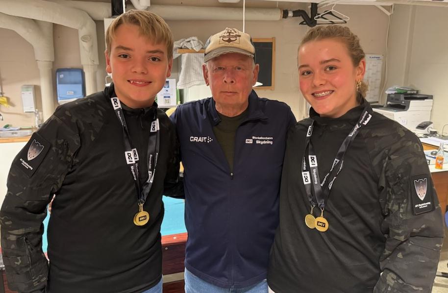 Søskendeparret Axel og Nikoline Sundberg blev begge landsdelsmestre i standardpistol 15m og i mesterskabsskydningen - Axel i klasse BK og Nikoline i klasse JUN. Her flankerer de vor formand, Leif Bjørklund.