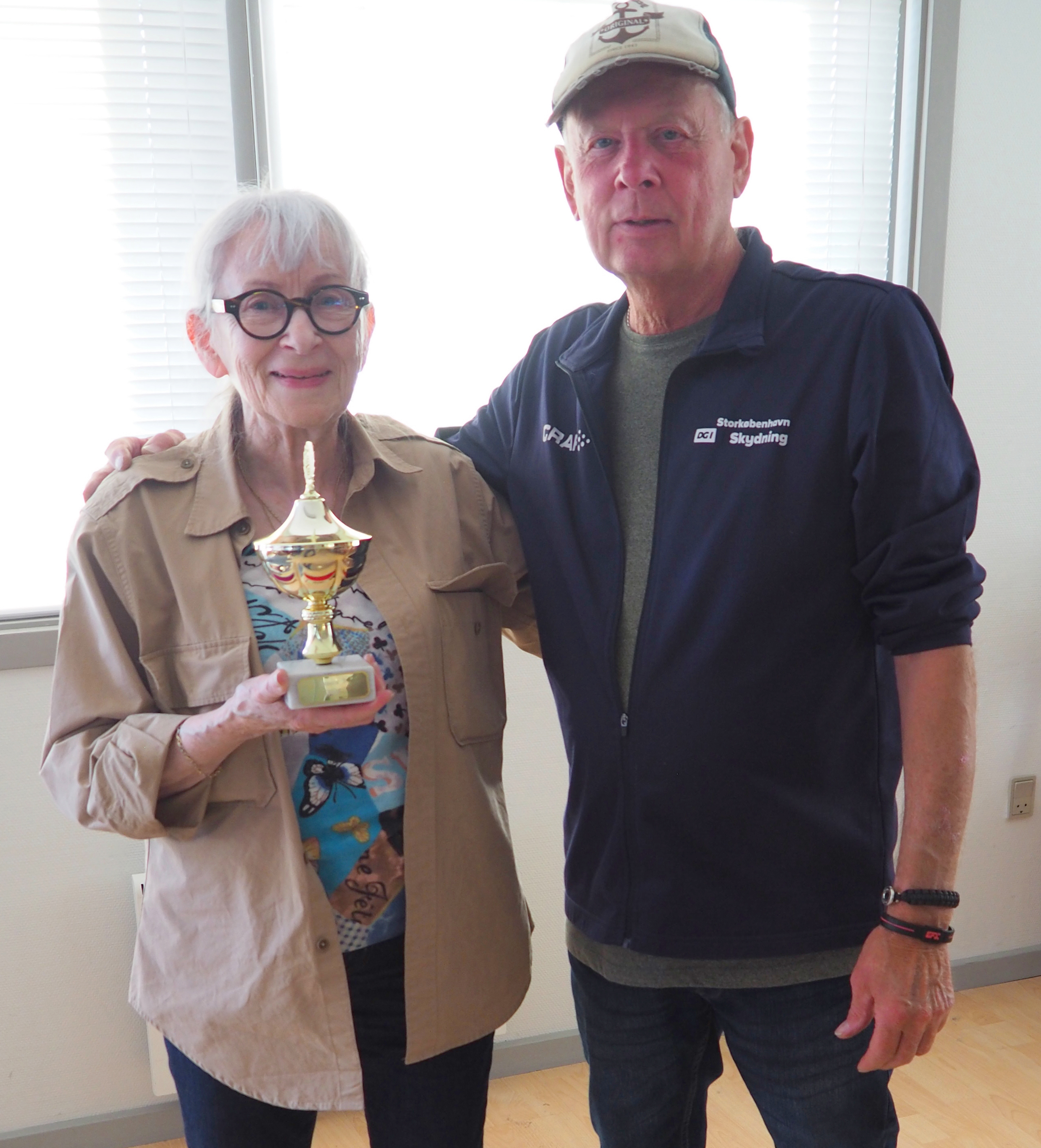 En pokal til Jacqueline.